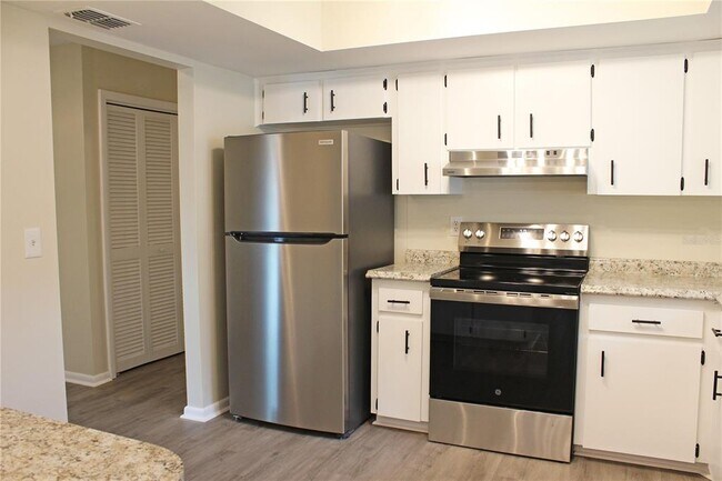 Building Photo - 608 Lark Dr