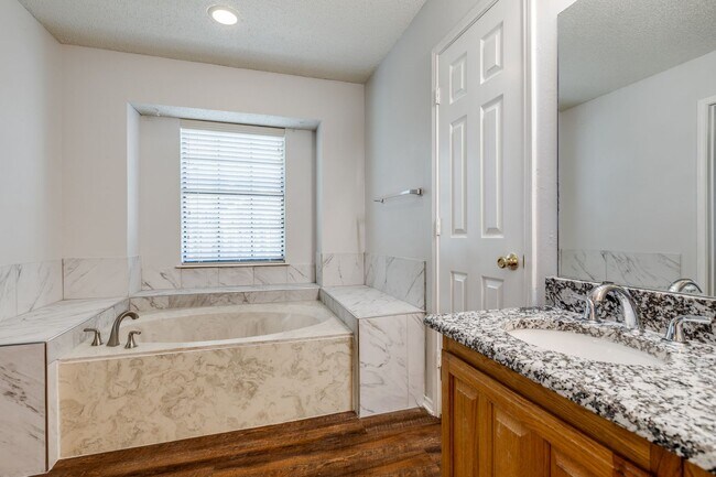 Building Photo - Lovely 3 Bedroom, 2 Bathroom Home in Mesqu...