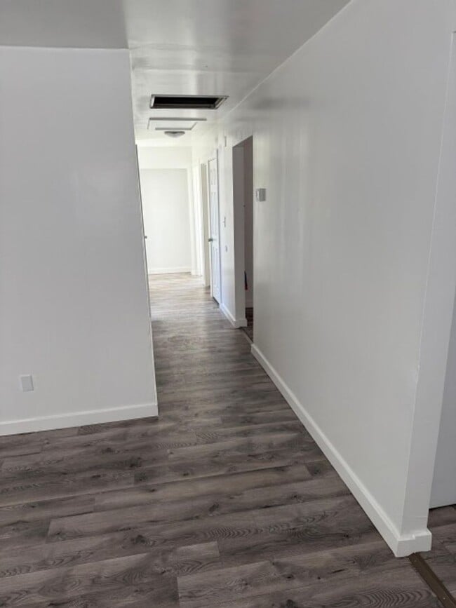 Building Photo - Beautiful 3 bedroom