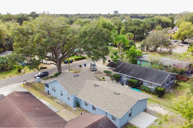 Building Photo - Beautifully Remodeled 3BR Duplex Near Parks, Schools & New Rec Center — Utilities Included. Secti...