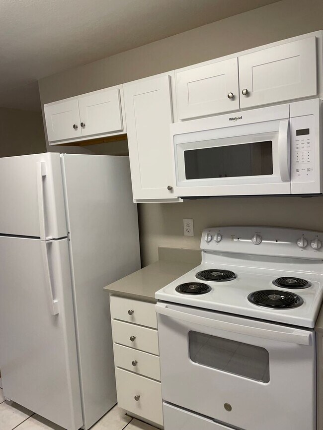 Building Photo - 823SS