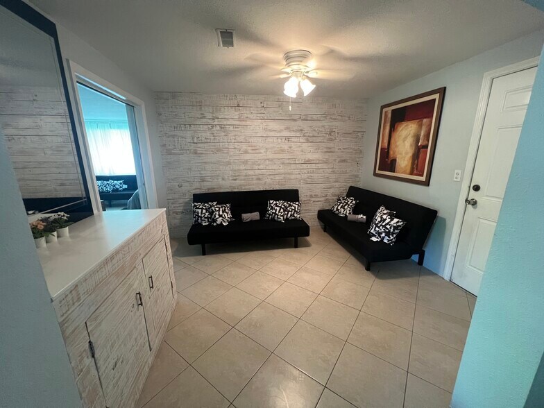 Extra chilling/office area/Coffee/sleeming area. - 2440 Manasota Beach Rd