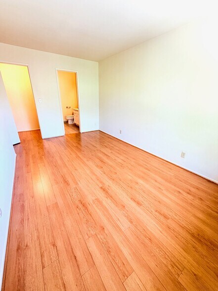 Building Photo - 421 N Kenneth Rd