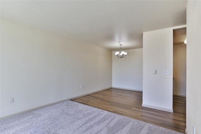 Building Photo - Cozy & Bright 2BD/2BTH Condo for Lease in ...
