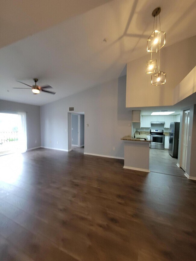 Building Photo - 1400 Crestwood Ct S
