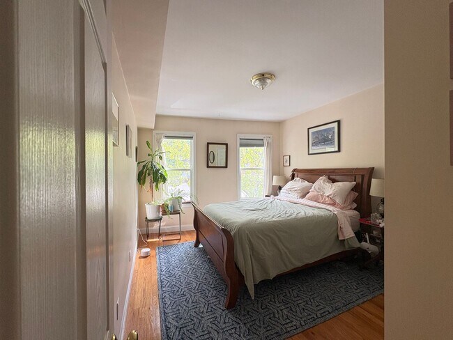 Building Photo - 2BR 1Bth unit. Water included. Great location!