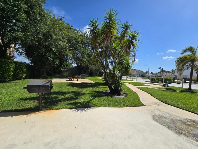 Building Photo - 1530 Royal Forest Ct