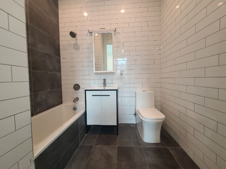 Building Photo - 715 Park Ave