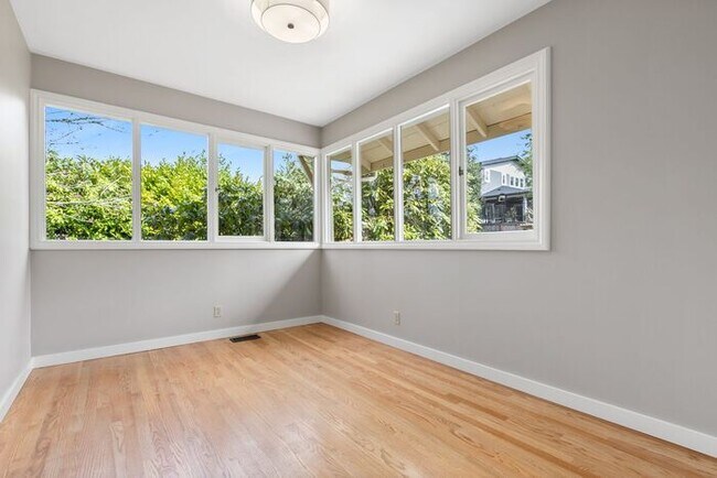 Building Photo - Sunny Air Conditioned Mercer Island Charmer!