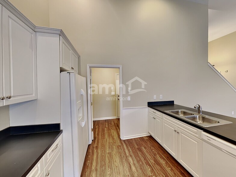 Building Photo - 1005 Matheus Dr