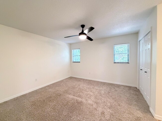 Building Photo - Available Now | Move-In Ready Rental in SE Ocala/Silversprings Shores