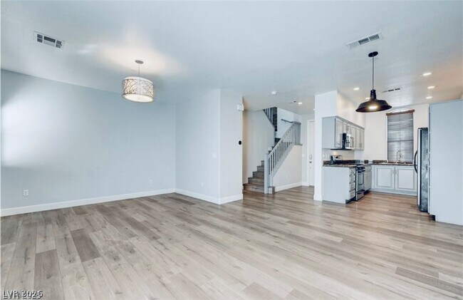 Building Photo - 128 Tilbury Ave