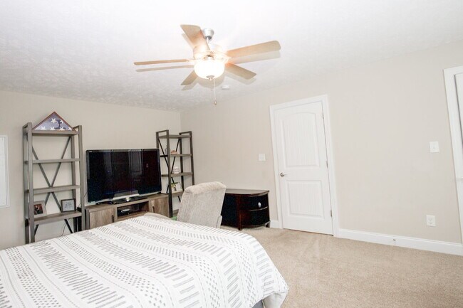 Building Photo - "Large 3-Bedroom plus BONUS Retreat with S...