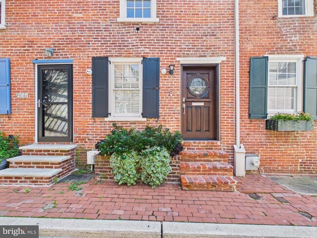 Building Photo - 918 Waverly St