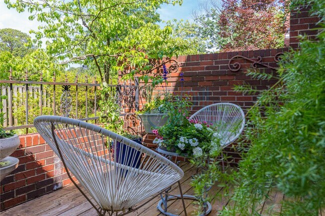 Building Photo - Elegant, updated Pleasant Valley townhome in the heart of WLR