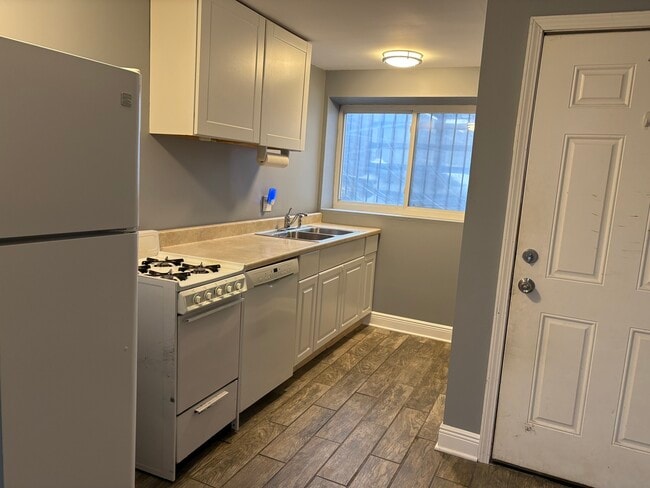 Building Photo - 522 N Troy St