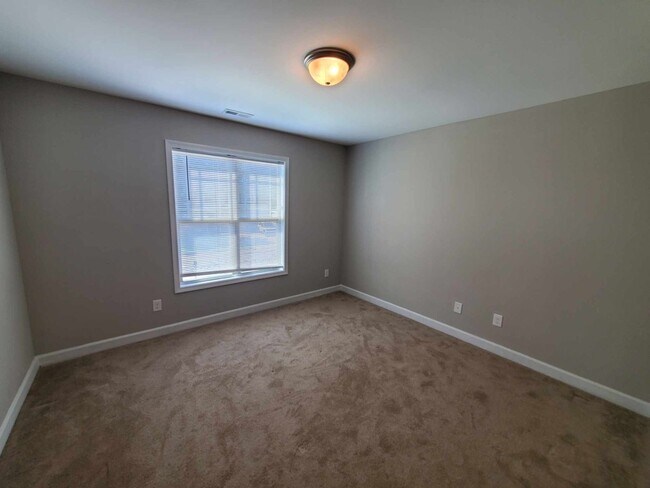 Building Photo - 4 bedroom available for move in August 1st...