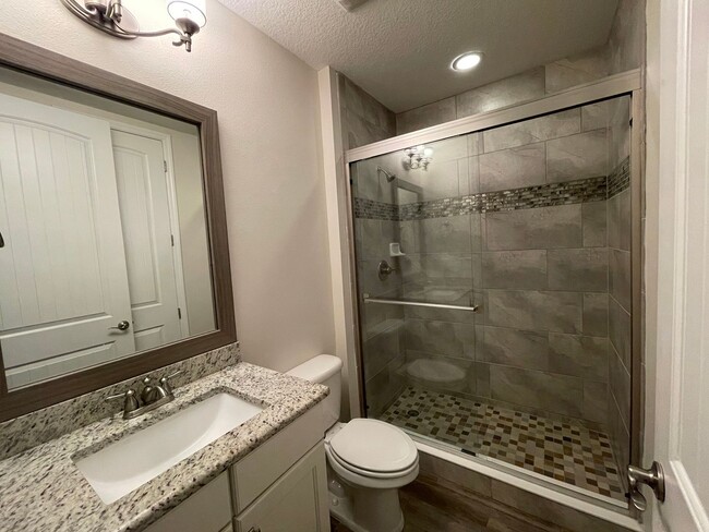 Building Photo - Large 3 Bed 3.5 Bath 2 Car Garage Townhous...