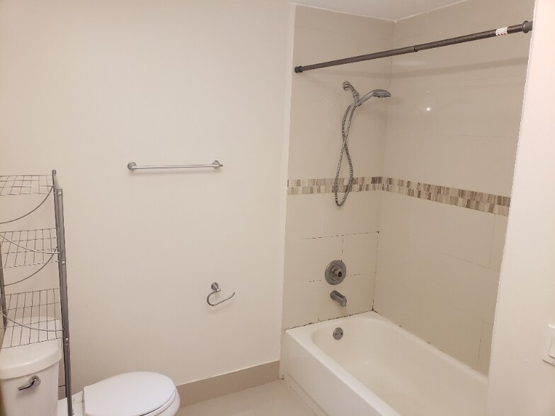 Building Photo - 20130 NW 59th Ct