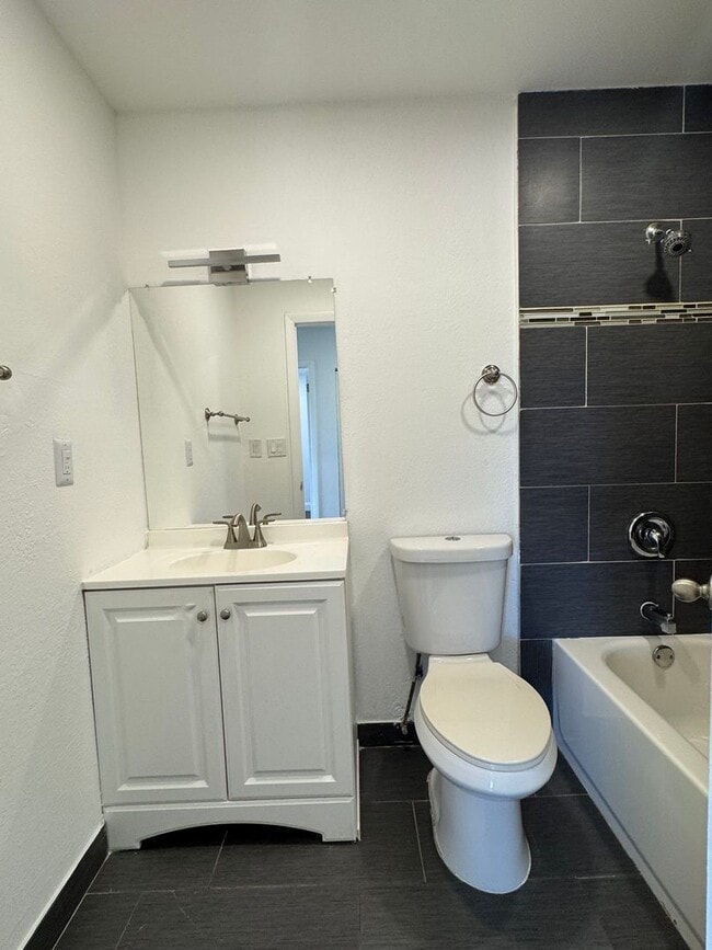 Building Photo - 2 BR Townhome in West Palm Beach- Low Move...