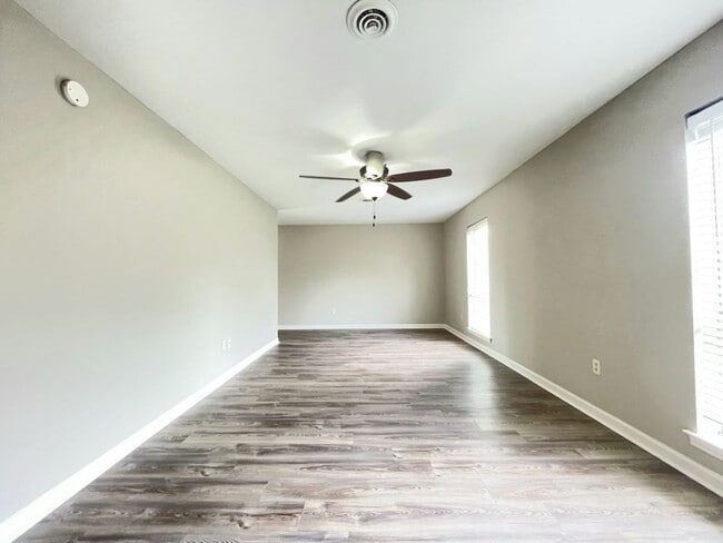 Building Photo - CARRIAGE HILLS SUBDIVISION, GREAT LOCATION!