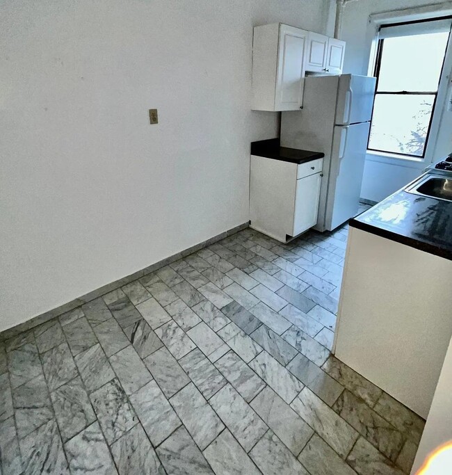 Building Photo - 42 Van Wagenen Ave