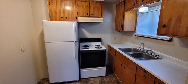 Building Photo - 221 N Holly St