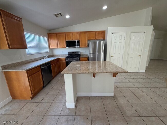 Building Photo - 513 Lava Beds Way