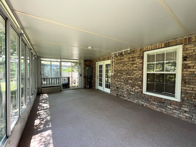 Building Photo - BEAUTIFUL 2 BEDROOM CONDO AVAILABLE IN FAR...