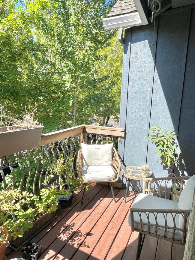 Building Photo - Corner unit townhouse in Piedmont condominium community