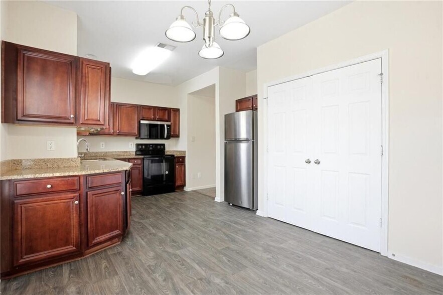 Building Photo - 2555 Flat Shoals Rd