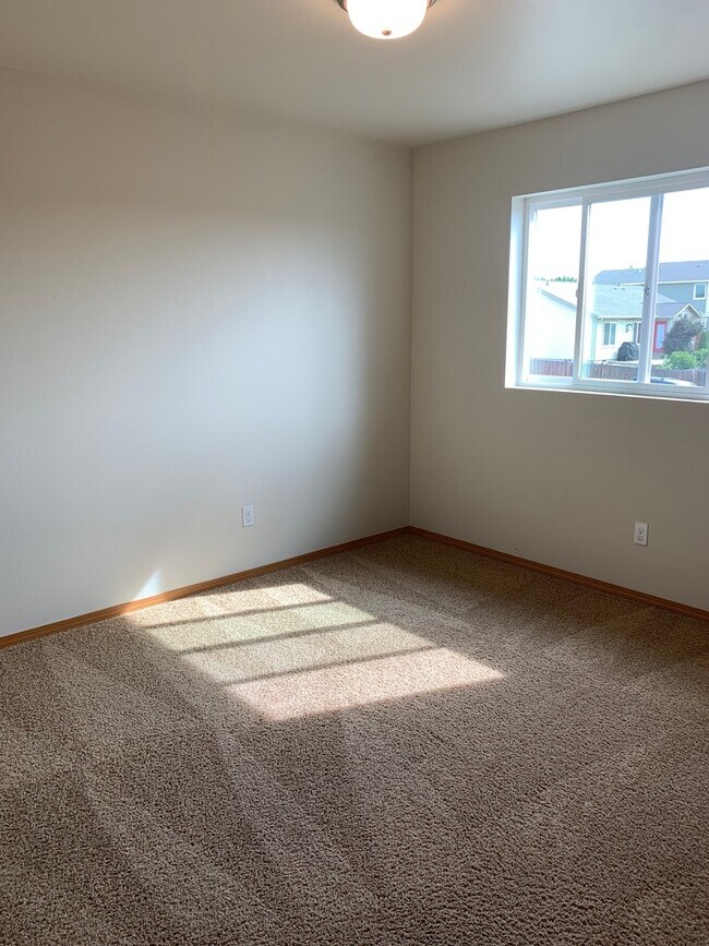 Building Photo - Large Home for Rent in Currier Creek