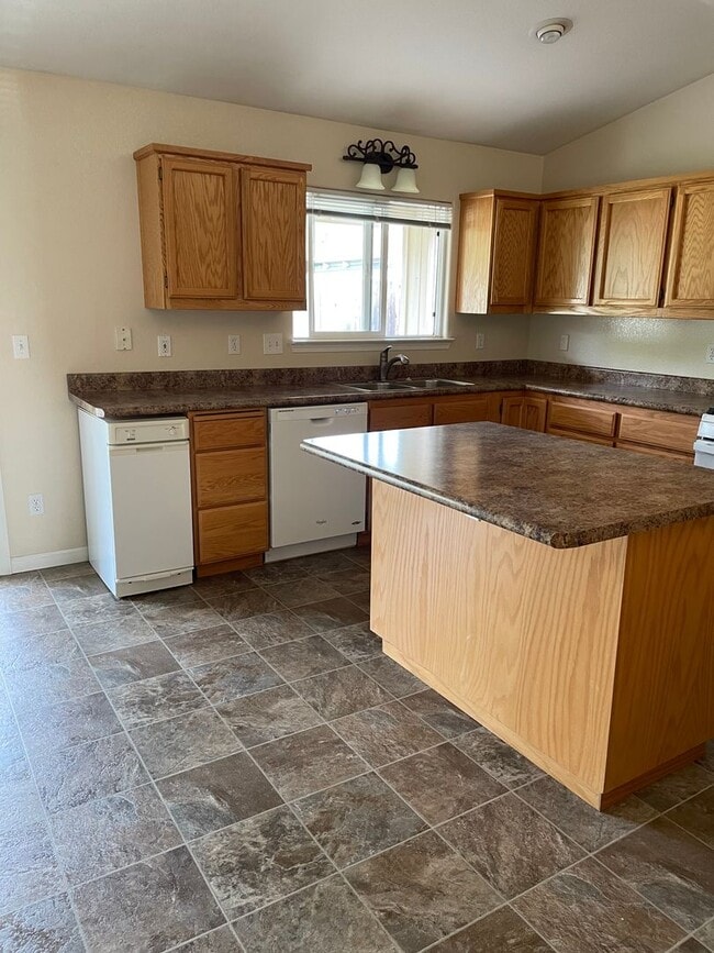 Building Photo - 4 BED 2 BATH LOCATED IN THE RAVENWOOD SUBDIVISION