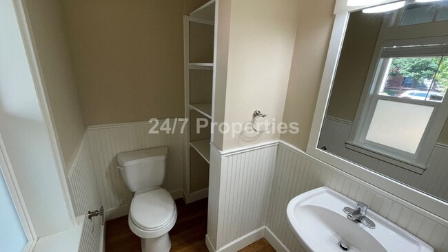 Building Photo - Stunning 4 BD | 2.5 BA Craftsman - Milwaukie