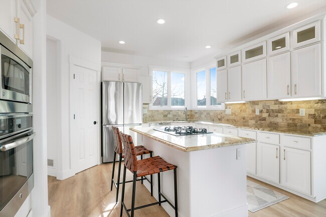 Building Photo - Robb Way