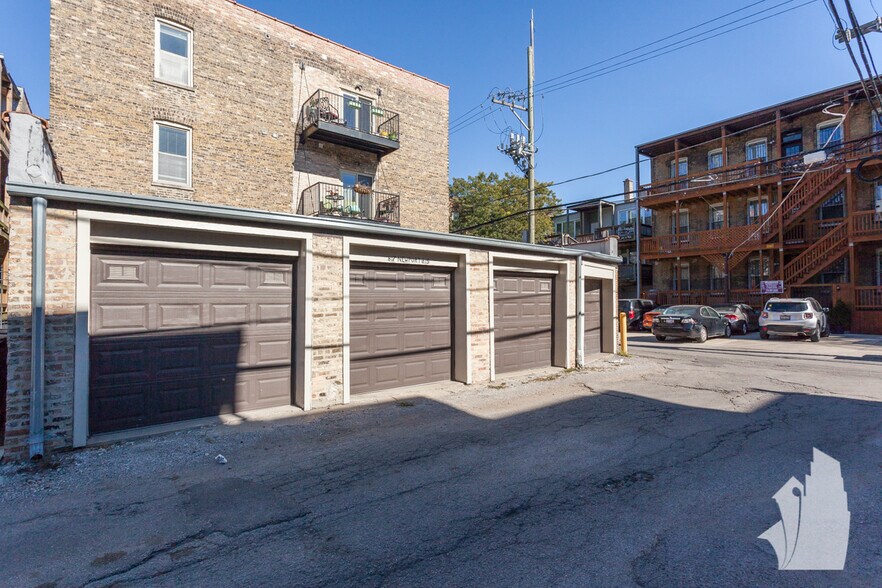 Building Photo - 815 W Newport Ave