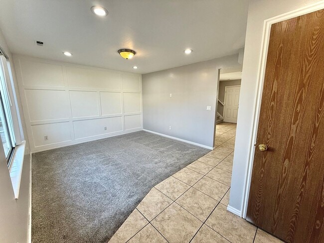 Building Photo - 3 Bedroom Townhome Available March 1