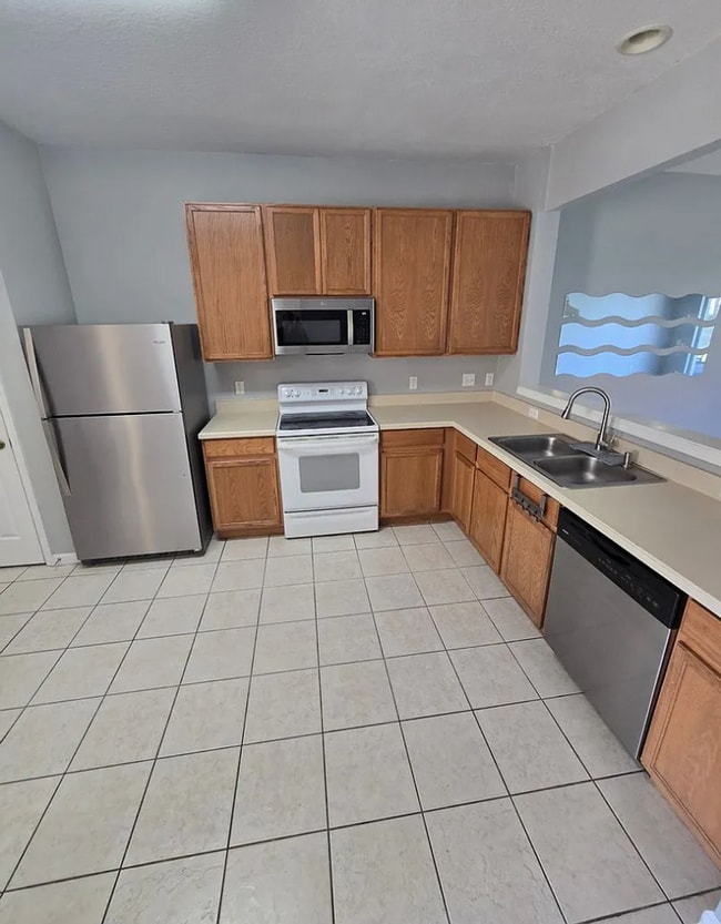 Building Photo - Lakefront Townhome in MetroWest