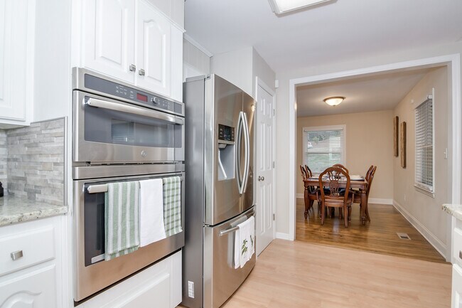 Building Photo - 2415 Apricot Ln