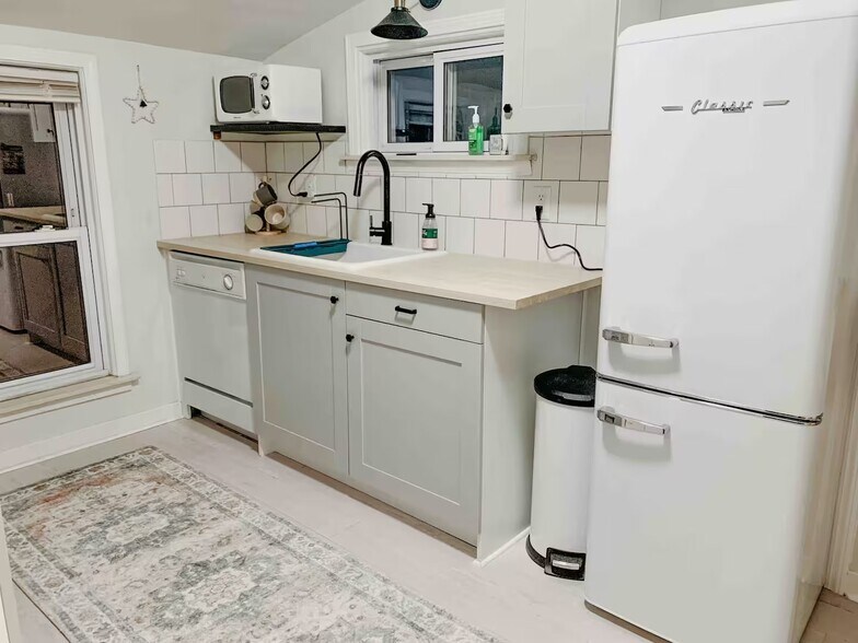 kitchen - 22101 Nowlin St