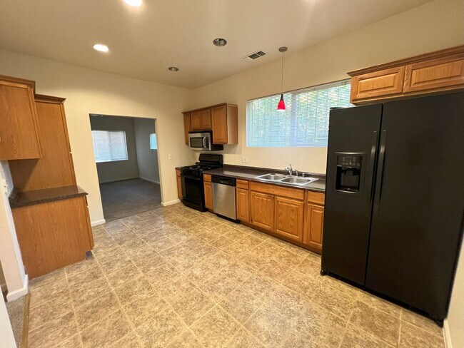 Building Photo - Beautiful 3 bedroom, 1 bathroom home locat...