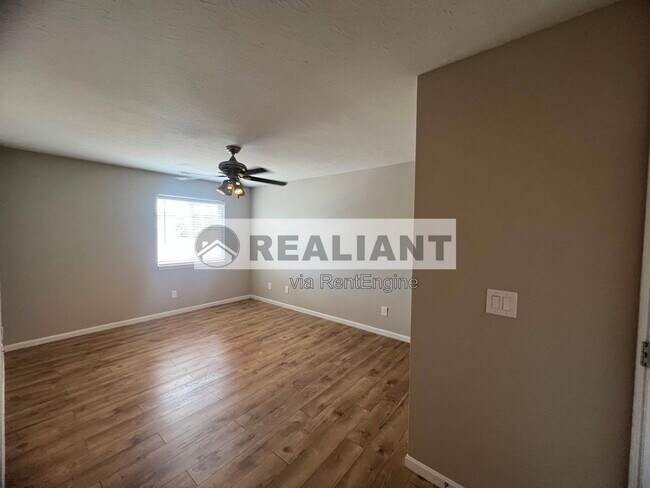 Building Photo - 159 Green River Dr