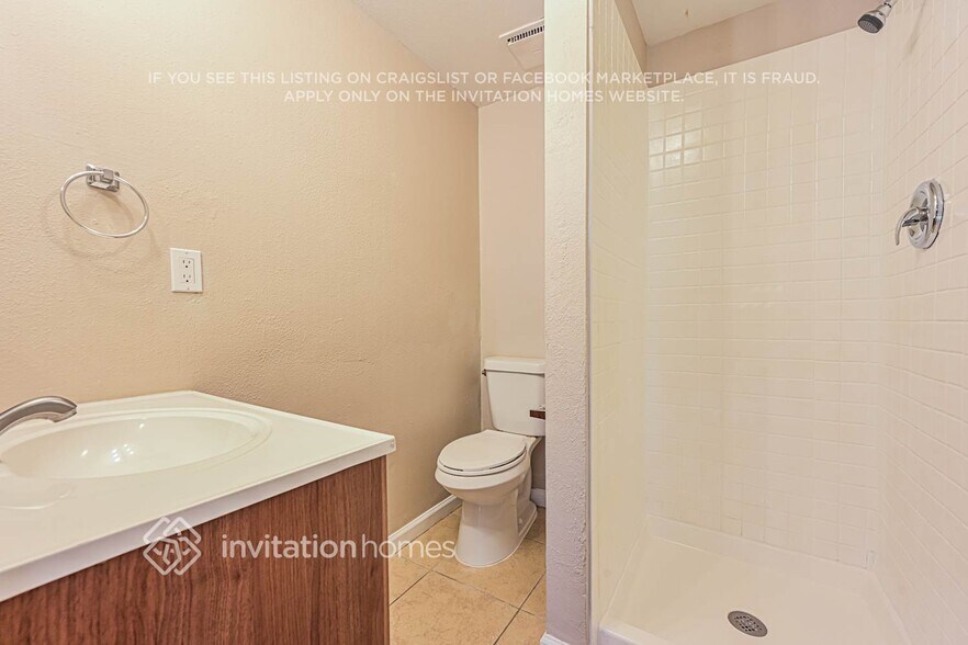 Building Photo - 806 Gigi St