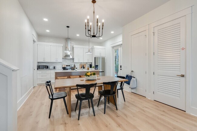 Building Photo - 223 E Lakeshore Dr