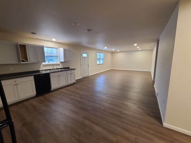 Building Photo - 3 Bedroom, 2 Bathroom Duplex