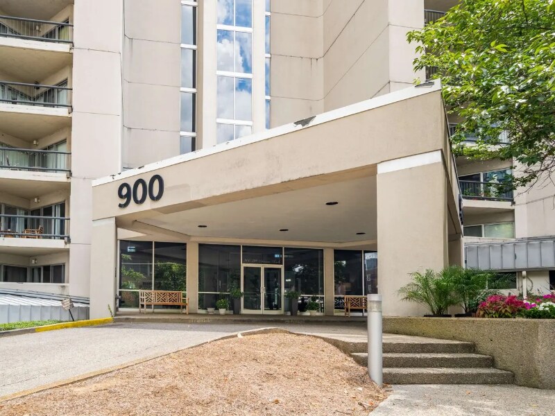 Building Photo - 900 19th Ave S