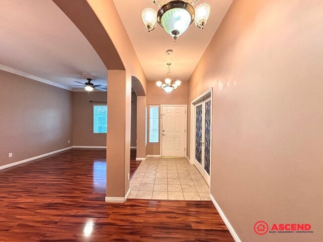 Building Photo - Lovely 5 Bedroom Home In River Oaks Area!