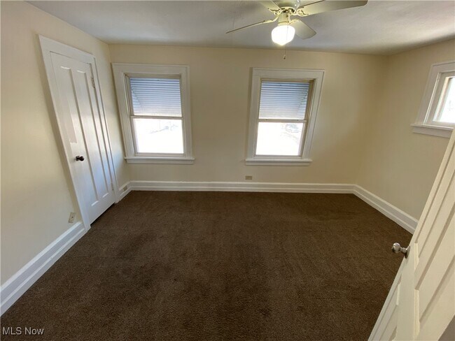 Building Photo - 5161 Greenhurst Dr