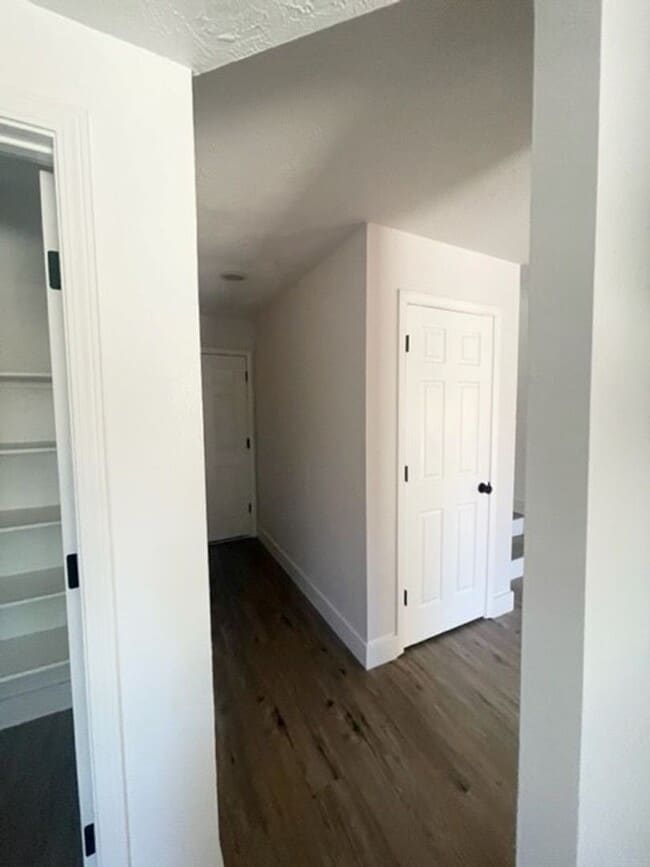 Building Photo - Darling Elk Grove Halfplex!