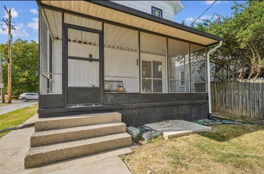 Building Photo - 4270 Broadway